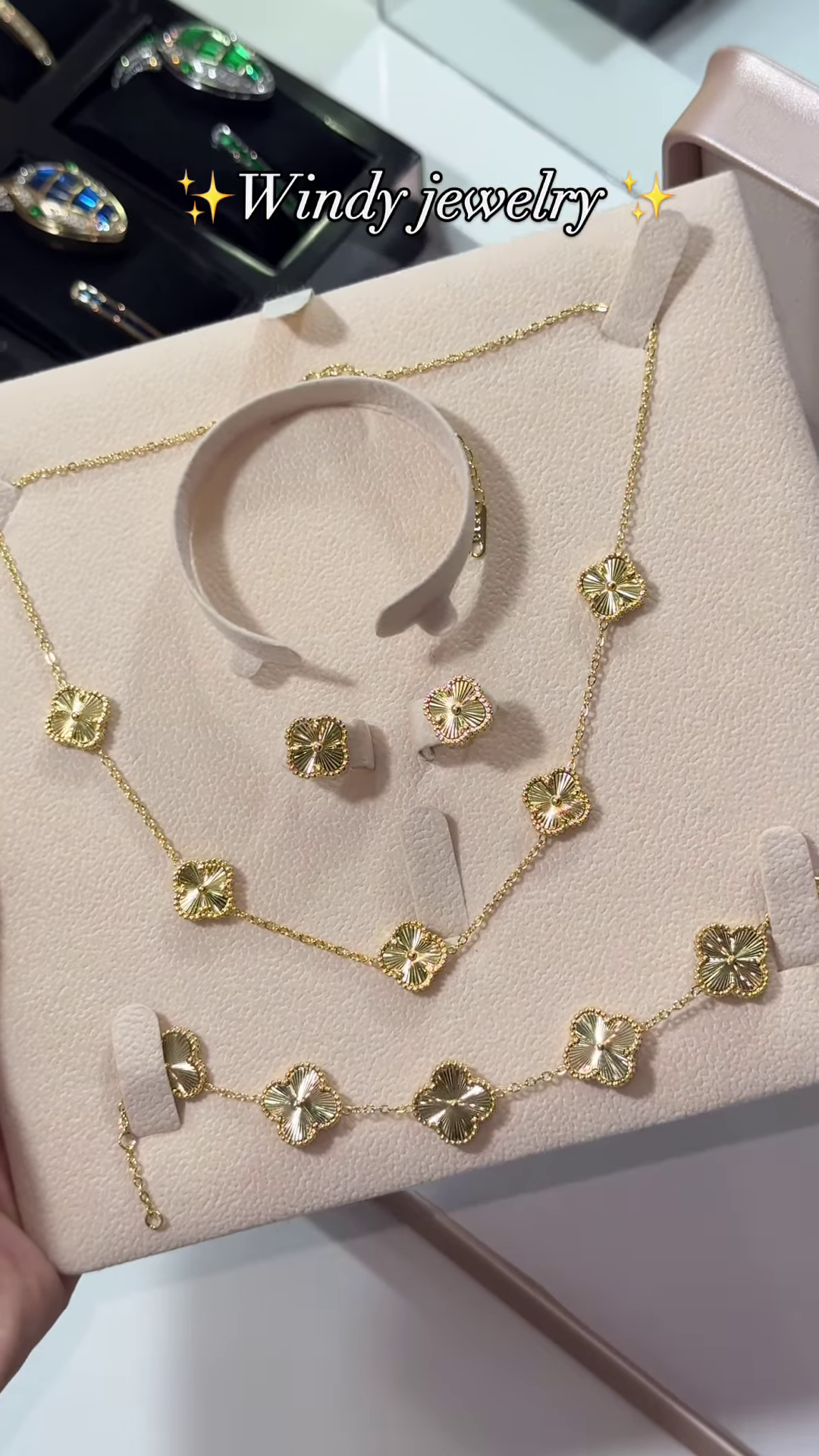 Elegant Gold-Toned Four-Leaf Clover Jewelry Set – Necklace, Bracelet, and Earrings