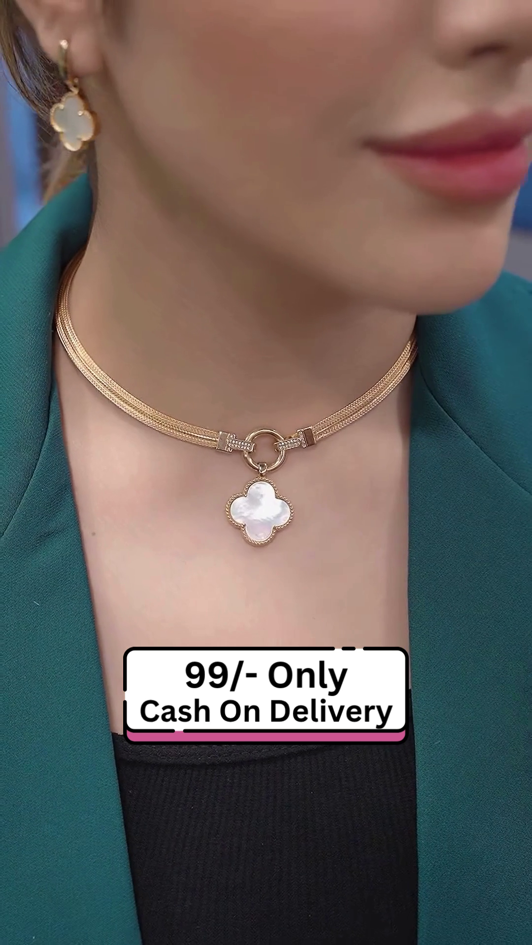 Elegant Gold Choker Necklace with Green Four-Leaf Clover Pendant – Trendy Western Wear Jewelry for Women