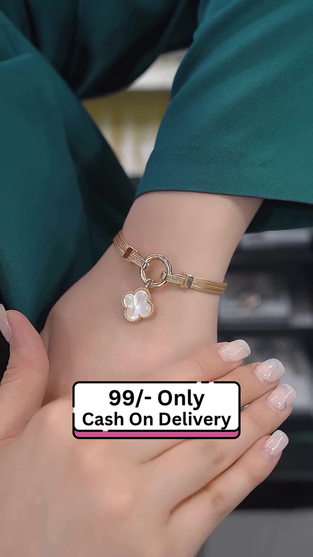 Elegant Gold Choker Necklace with Green Four-Leaf Clover Pendant – Trendy Western Wear Jewelry for Women