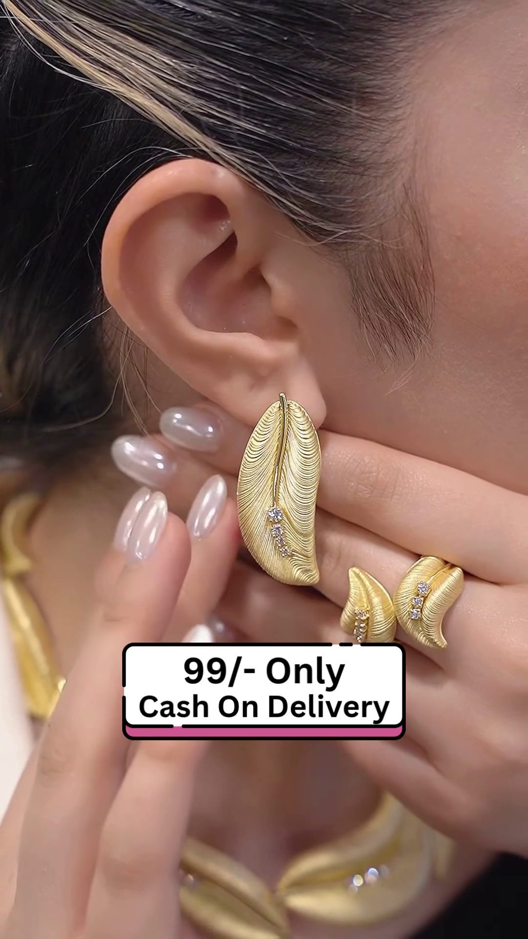 Elegant Gold-Toned Charm Bracelet with Pearl and Chain Accents