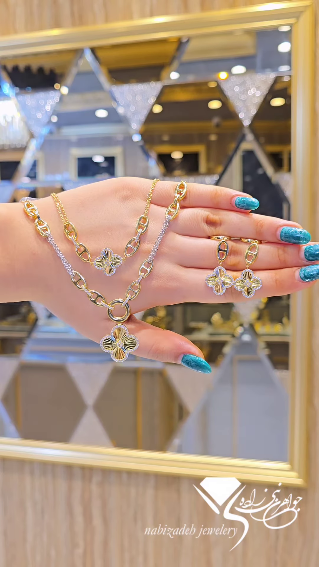 Chic Two-Tone Clover Motif Jewelry Set with Interlocking Chain Links